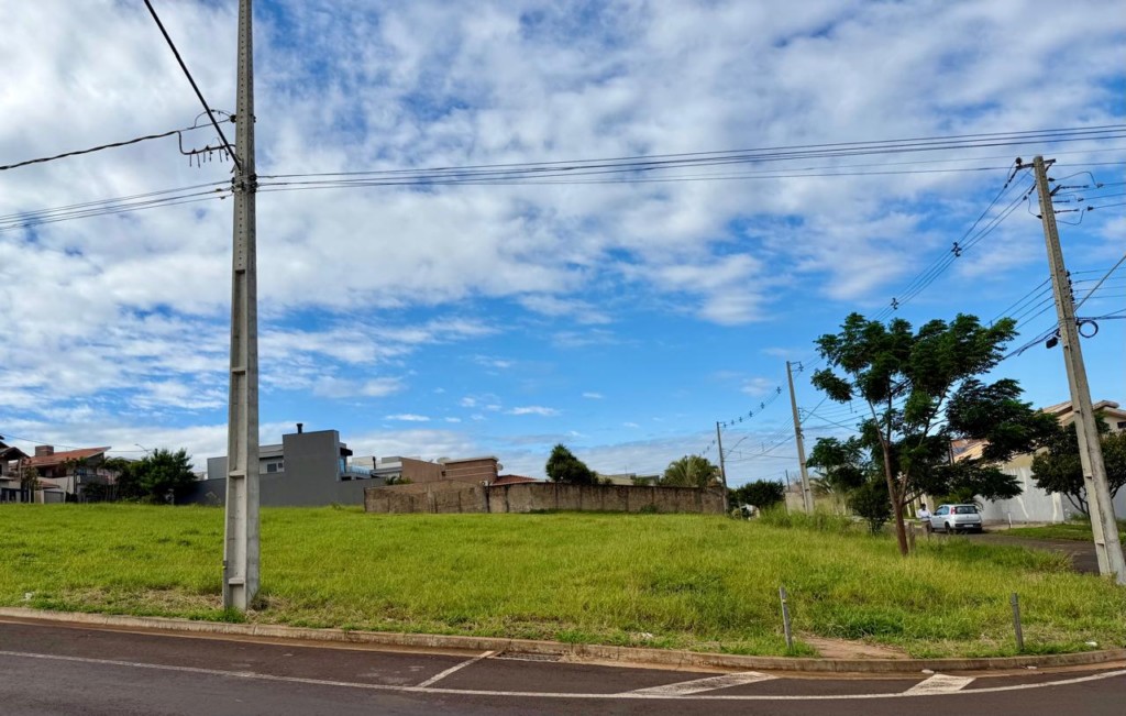 Terreno Comercial para venda no Loteamento Residencial Cazarin em Apucarana com 416m² por R$ 560.000,00