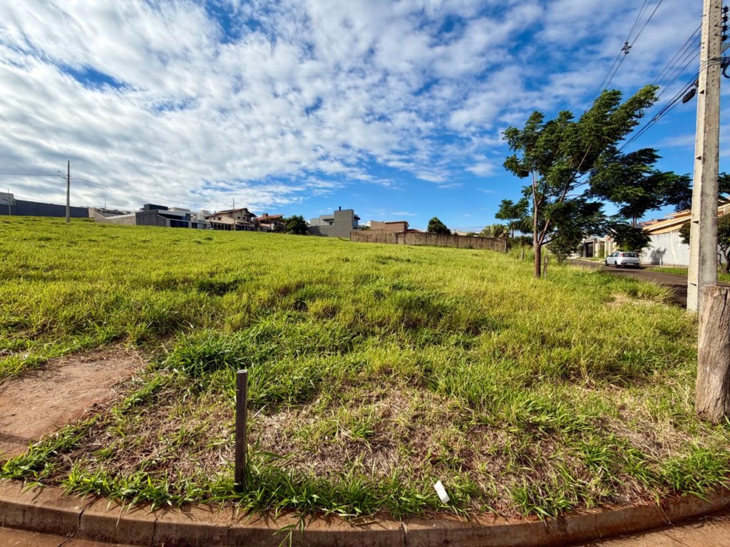 Terreno Comercial para venda no Loteamento Residencial Cazarin em Apucarana com 380,77m² por R$ 480.000,00