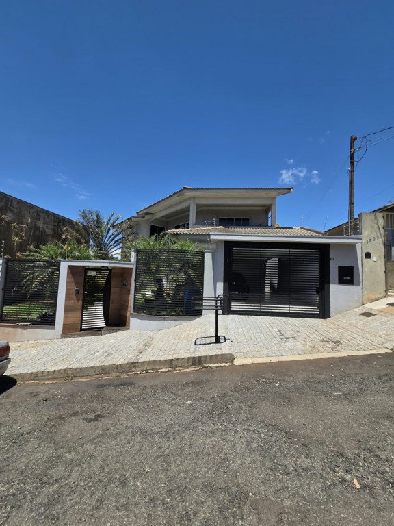 Residência para venda no Jardim Presidente Kennedy em Apucarana com 561,97m² por R$ 800.000,00