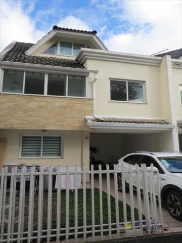 Sobrado para venda no Orleans em Curitiba com 123,87m² por R$ 820.000,00