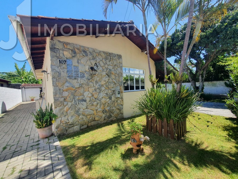 Casa para Venda - Florianópolis / SC no bairro Ingleses do Rio Vermelho, 3  dormitórios, 3 banheiros, 1 vaga de garagem, área total 600,00 m², área  construída 150,00 m², área útil 150,00 m², terreno 600,00 m²