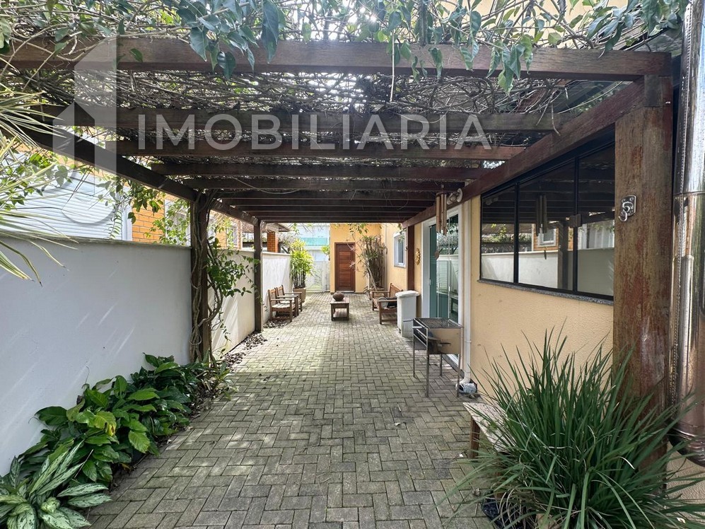Casa Residencial para venda no Sao Joao do Rio Vermelho em Florianopolis com 375m² por R$ 1.700.000,00
