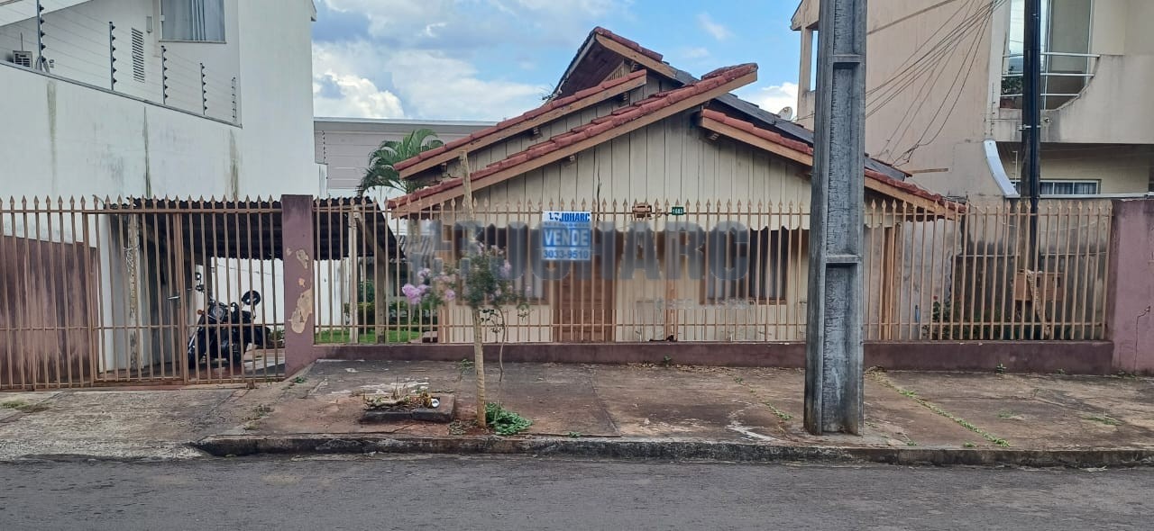 Casa Residencial para venda no Centro em Apucarana com 396m² por R$ 380.000,00