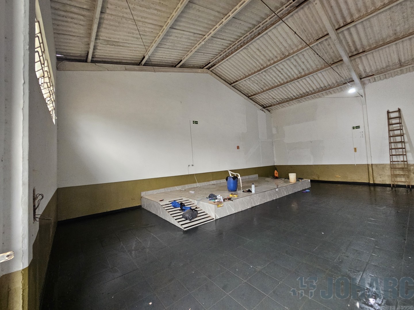 Barracão/galpão para locacao no Residencial Viverti em Apucarana com 240m² por R$ 2.400,00