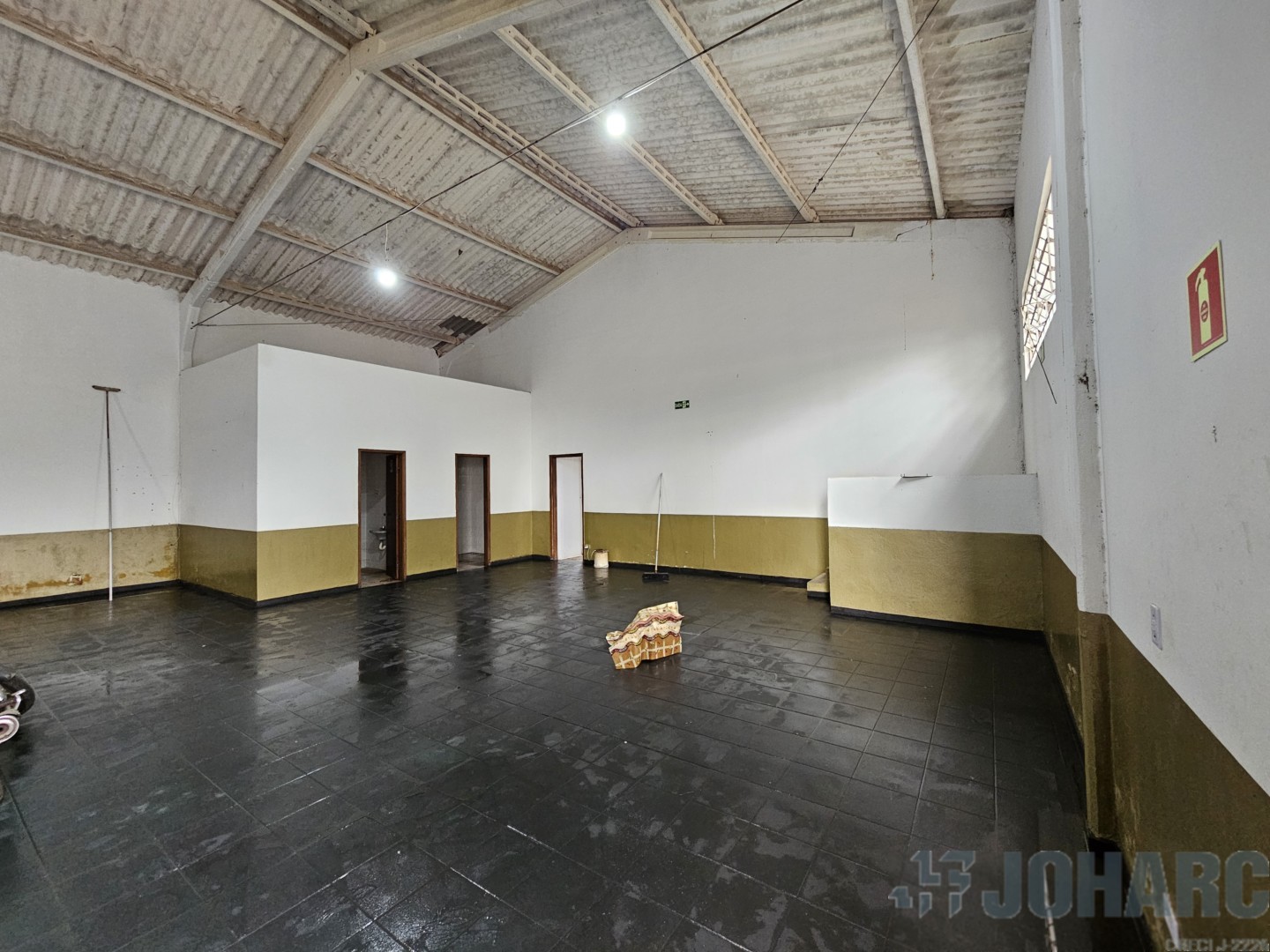 Barracão/galpão para locacao no Residencial Viverti em Apucarana com 240m² por R$ 2.400,00