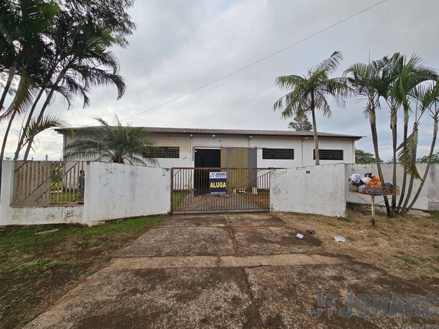 Barracão/galpão para locacao no Residencial Viverti em Apucarana com 240m² por R$ 2.400,00