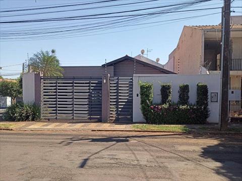 Casa Comercial para locacao no Jardim Portal das Flores em Arapongas com 0m² por R$ 7.505,00