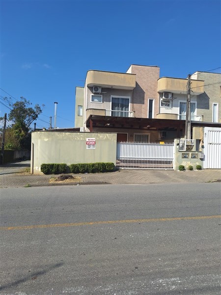 Sobrado para venda no Iririu em Joinville com 0m² por R$ 800.000,00