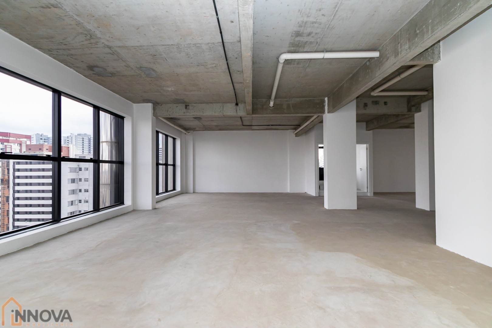 Cjto Comercial/sala para venda no Centro em Curitiba com 327m² por R$ 2.307.449,67