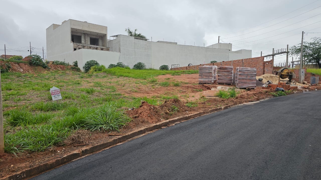 Terreno para venda no Zona V em Umuarama com 221,22m² por R$ 135.000,00
