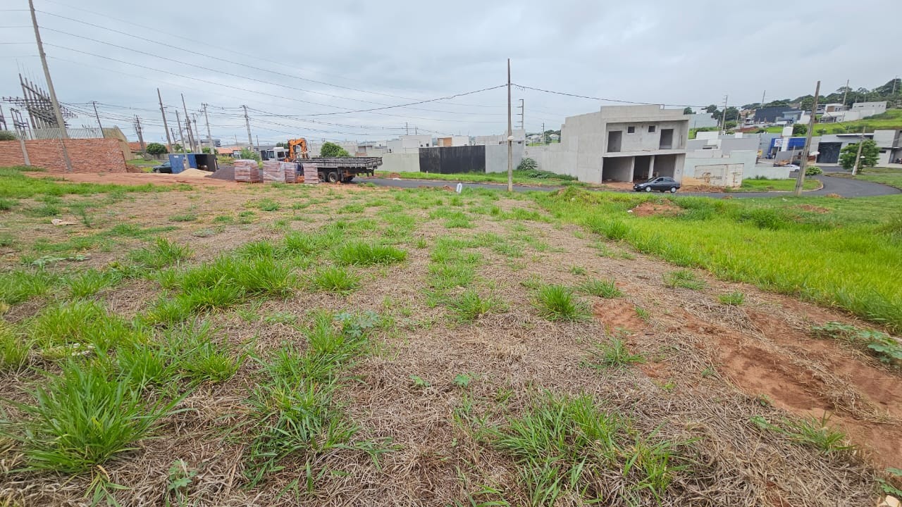 Terreno para venda no Zona V em Umuarama com 221,22m² por R$ 135.000,00