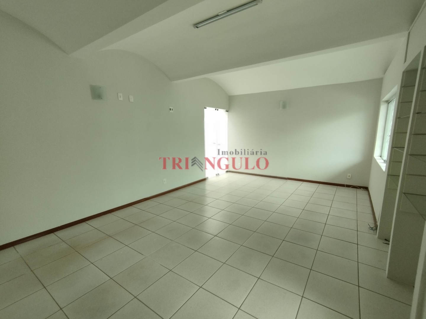 Salão para locacao no Zona III em Umuarama com 490m² por R$ 5.500,00