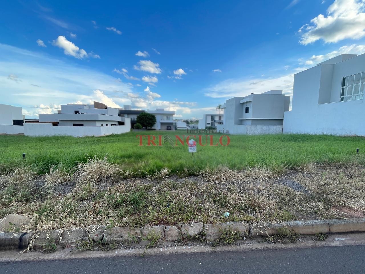 Terreno para venda no Condominio Paysage Essenza em Umuarama com 243m² por R$ 185.000,00