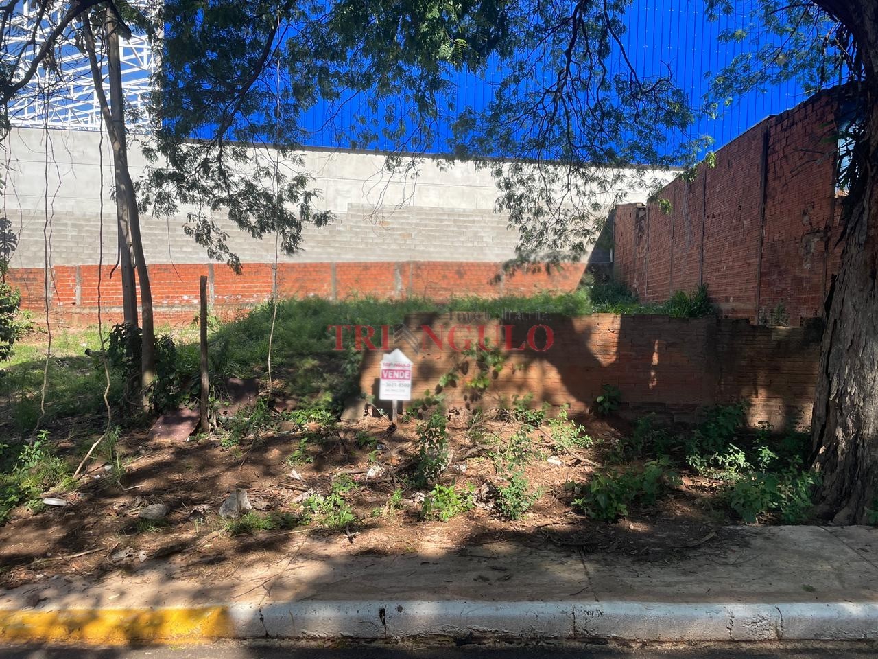 Terreno para venda no Parque das Laranjeiras em Umuarama com 181,5m² por R$ 47.000,00