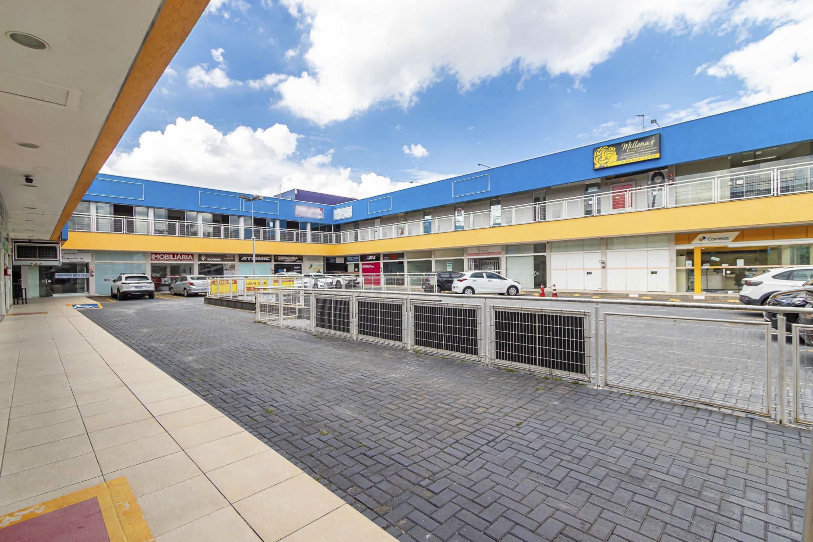 Sala Comercial para locacao no Novo Mundo em Curitiba com 0m² por R$ 1.000,00