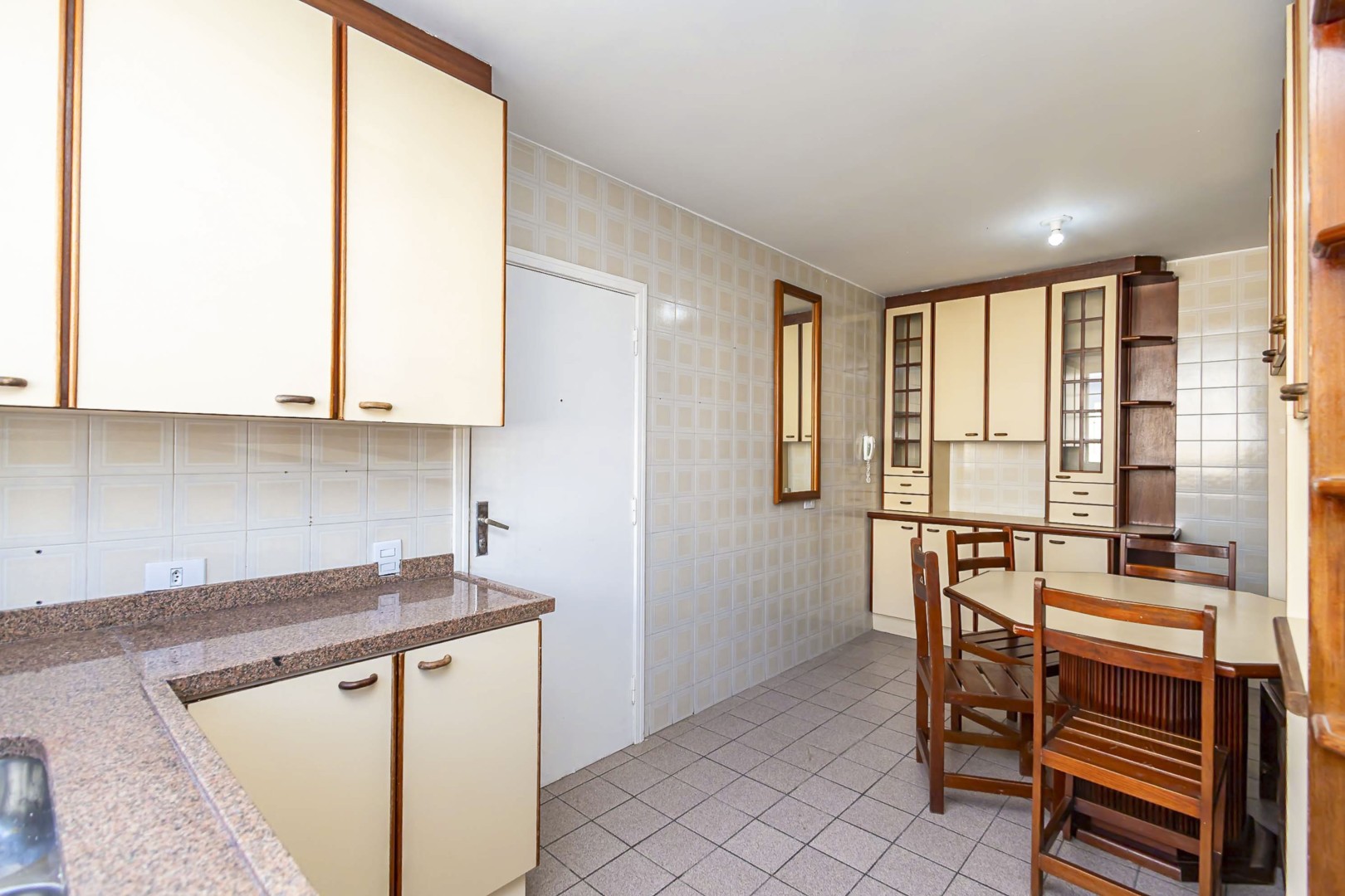 Apartamento para locacao no Centro em Curitiba com 159m² por R$ 3.000,00