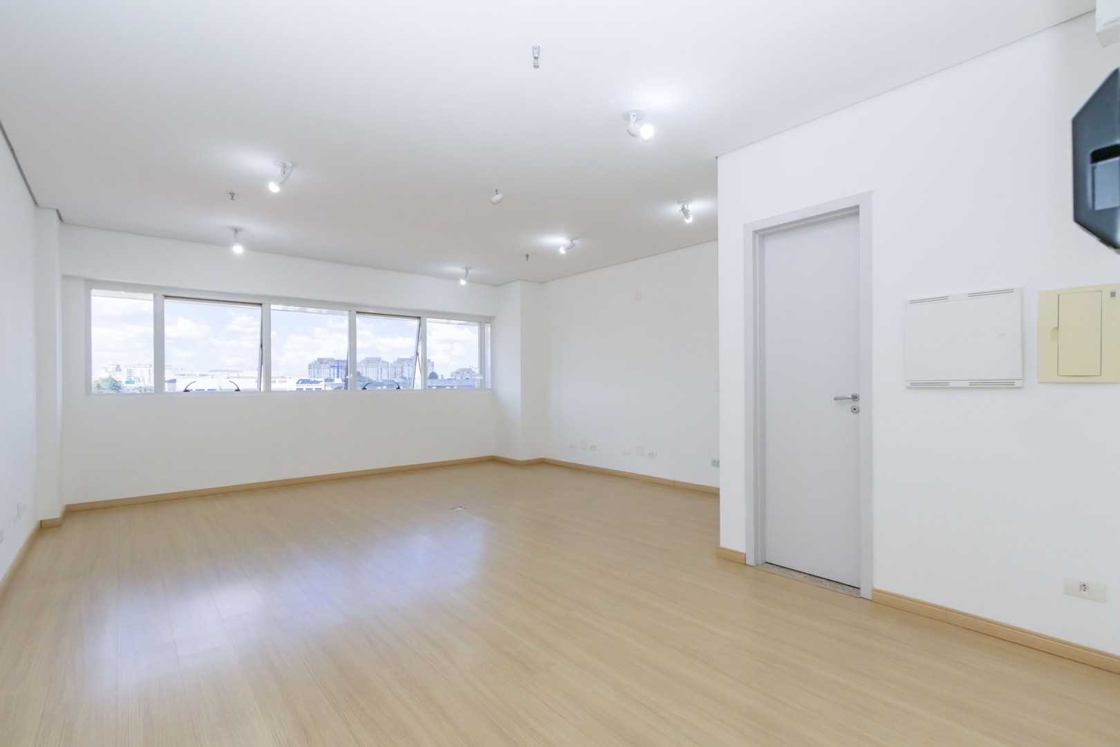 Ofertas para locação Sala Comercial para locacao no Capao Raso em Curitiba com 37m² por R$ 1.700,00