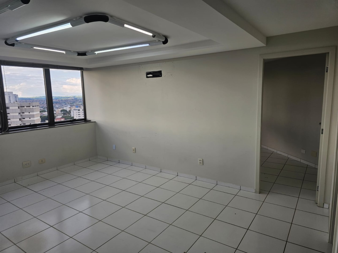 Sala Comercial para locacao no Centro em Londrina com 0m² por R$ 3.000,00