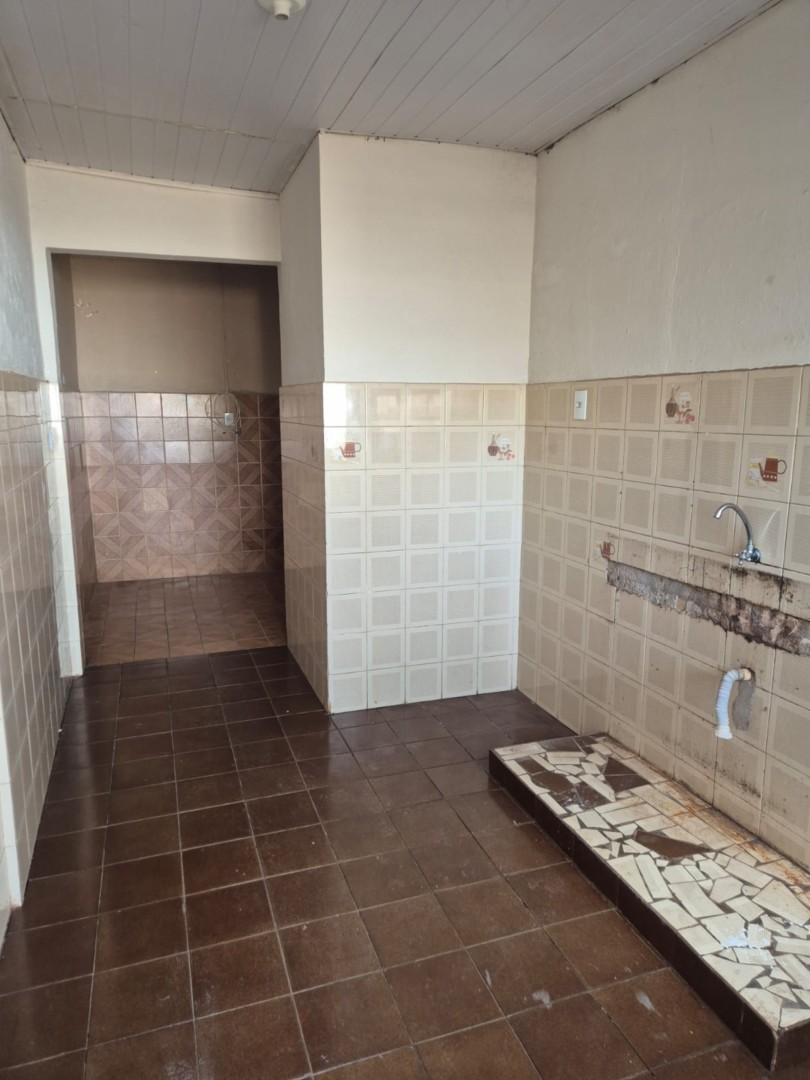 Casa para locacao no Carnascialli em Londrina com 0m² por R$ 800,00