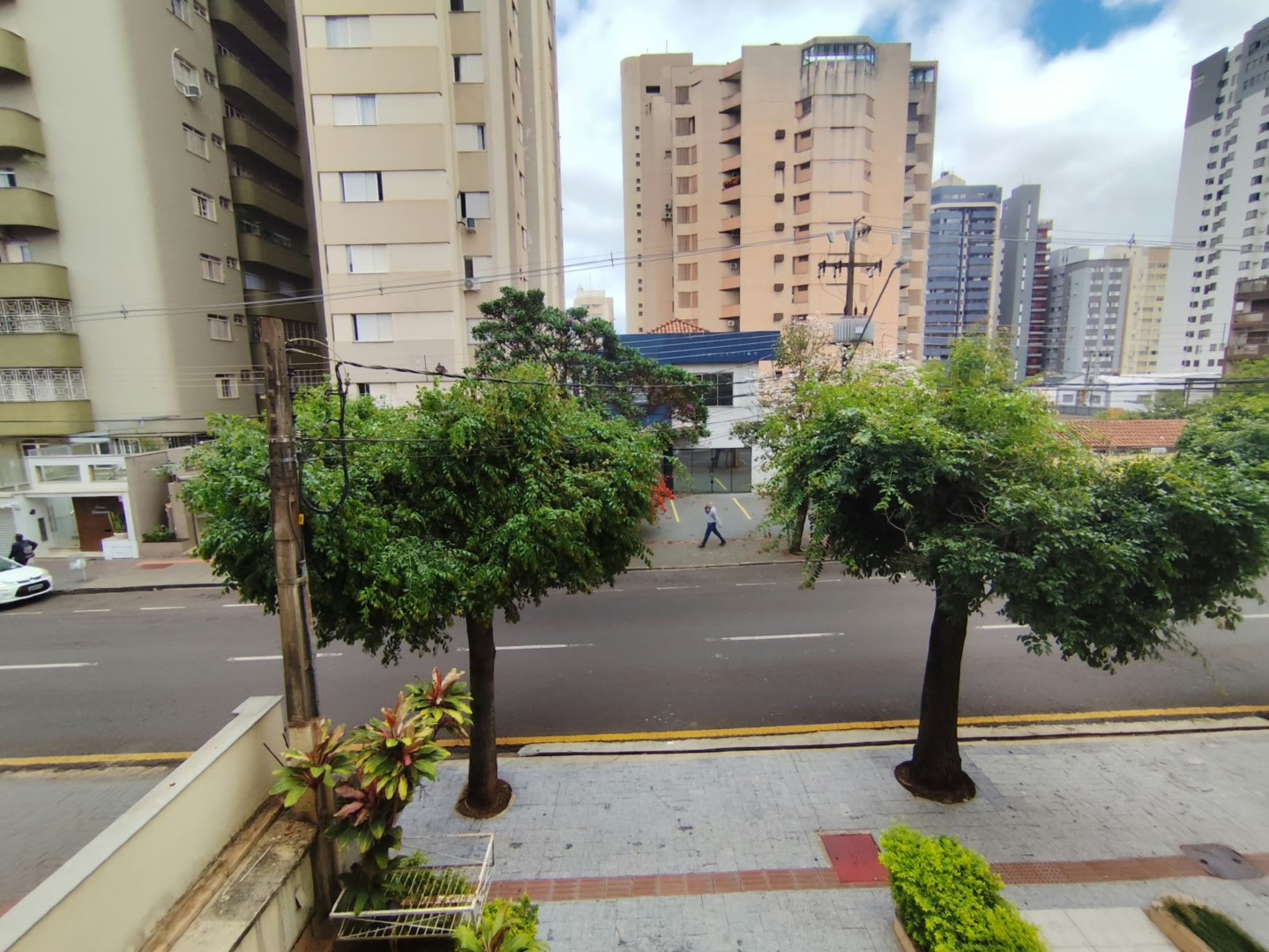 Apartamento para vendalocacaovenda e locacao no Centro em Londrina com 85m² por R$ 250.000,001.300,00