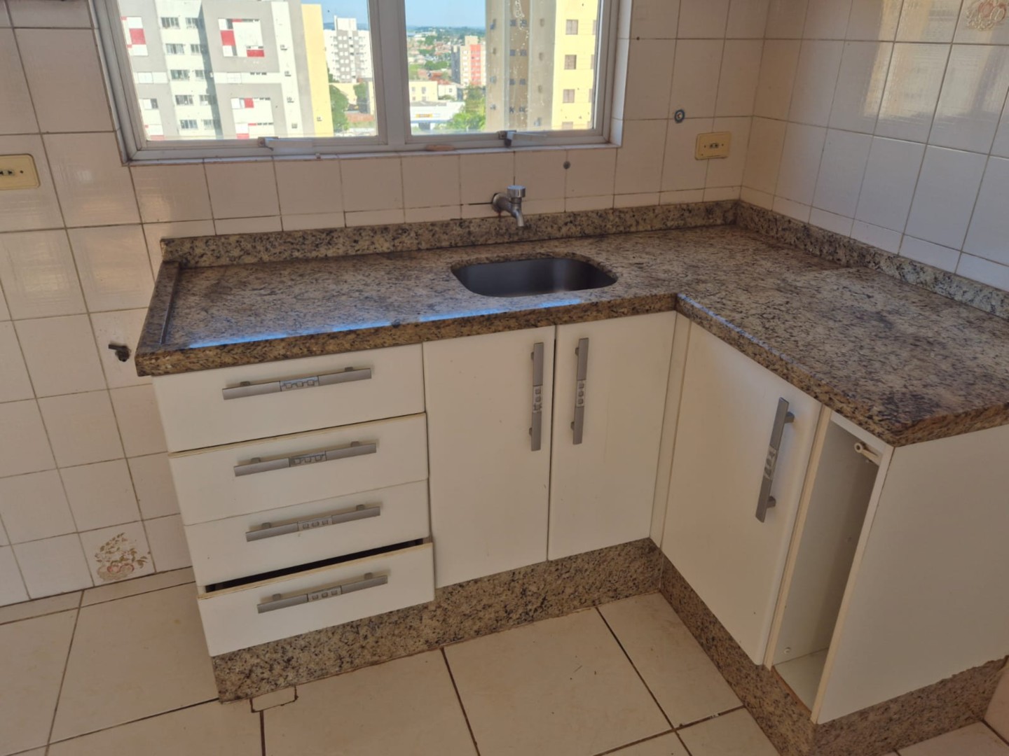 Apartamento para locacao no Vila Ipiranga em Londrina com 73,47m² por R$ 1.800,00