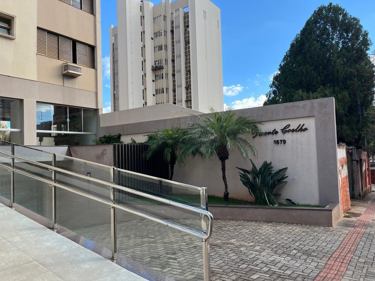 Apartamento para locacao no Centro em Londrina com 100m² por R$ 2.200,00