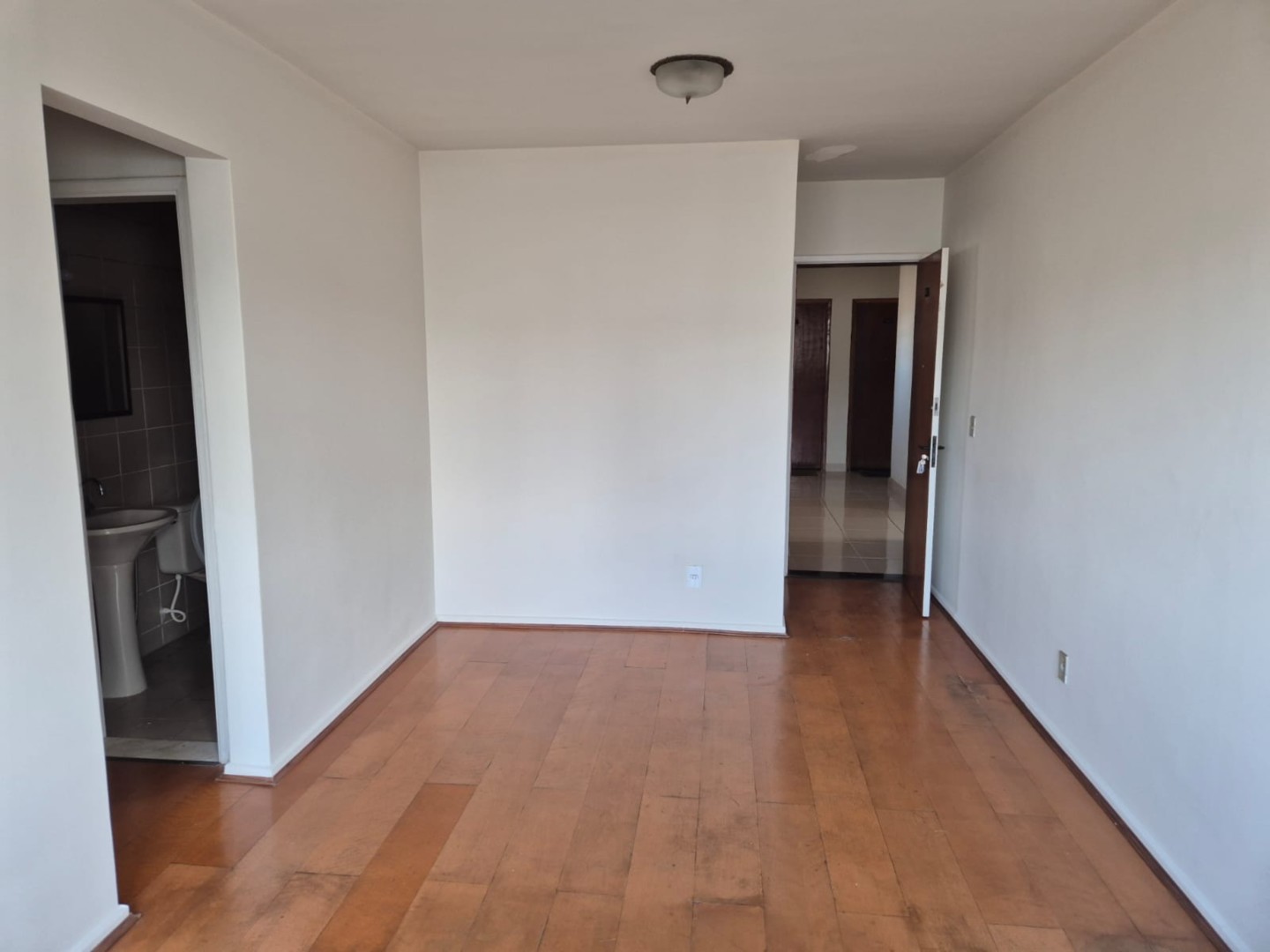 Apartamento para locacao no Industrial em Londrina com 0m² por R$ 900,00