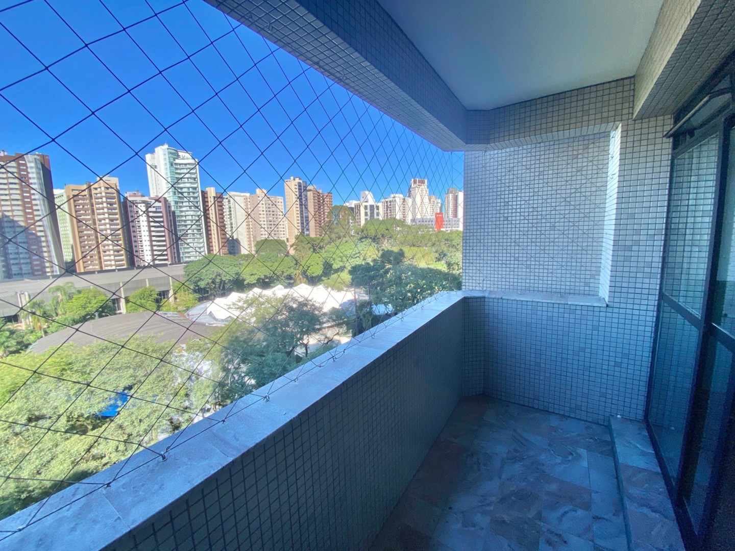 Apartamento para locacao no Agua Verde em Curitiba com 256m² por R$ 6.400,00