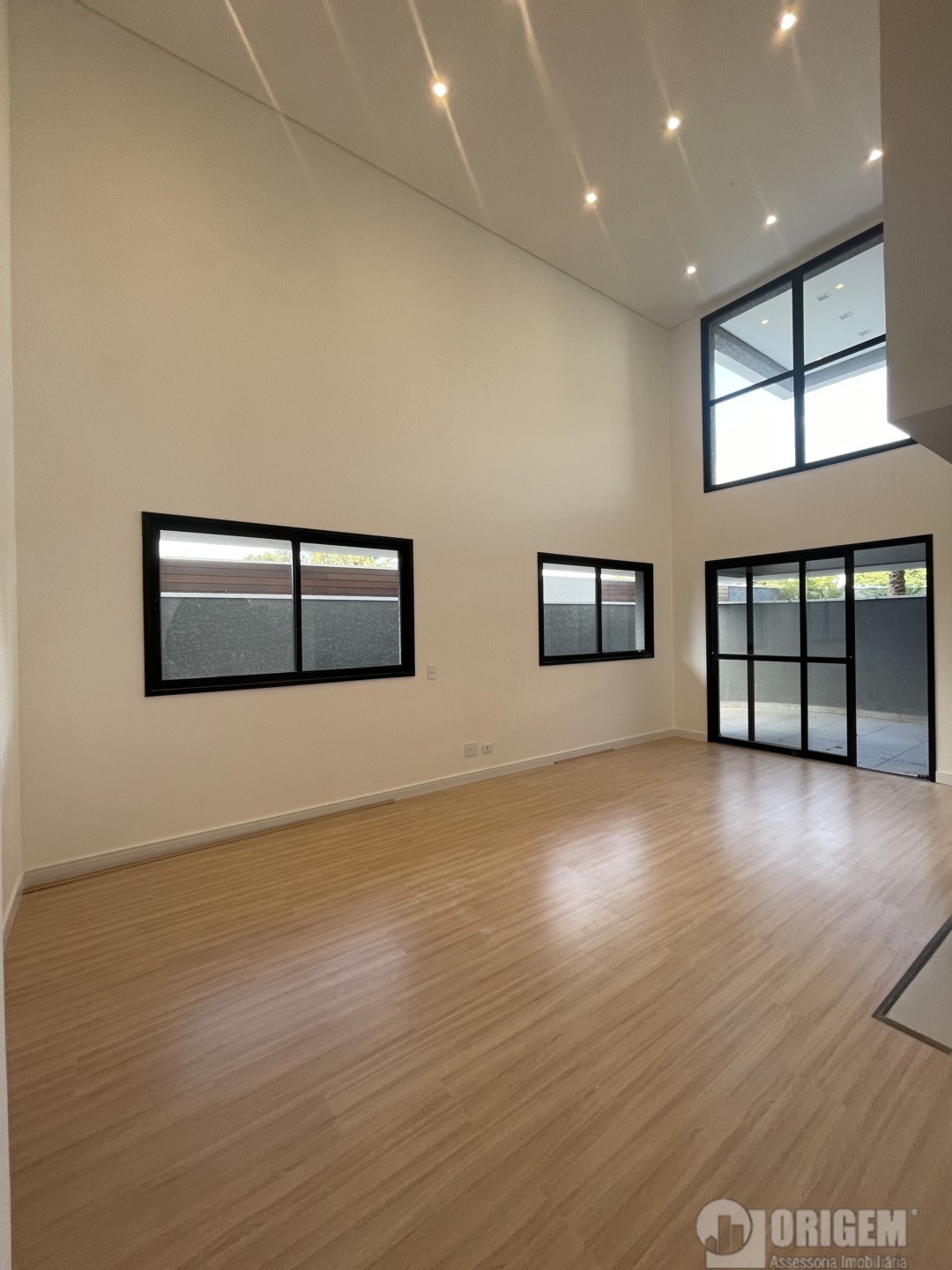 Apartamento Garden para locacao no Juveve em Curitiba com 197,02m² por R$ 9.444,44