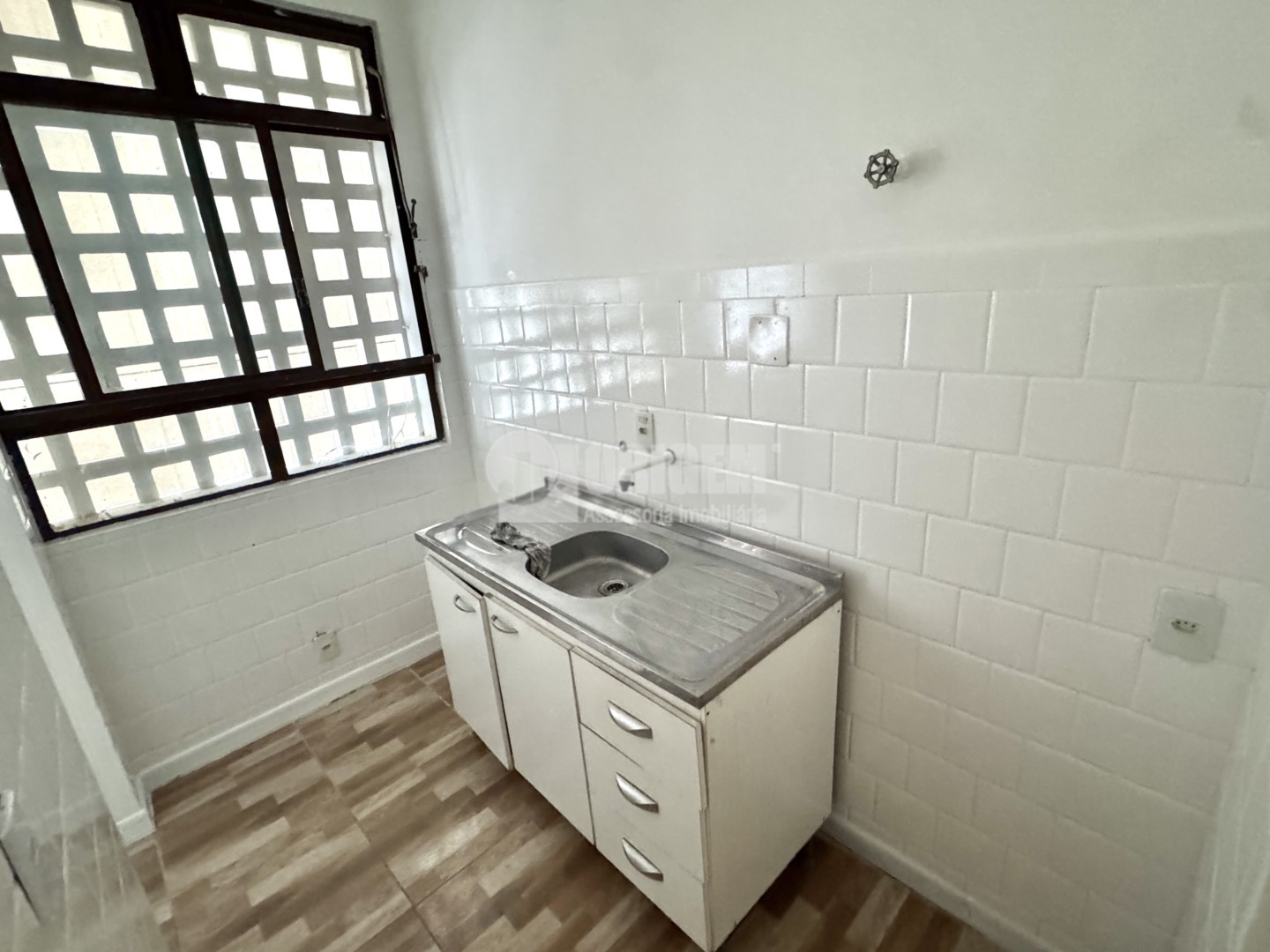 Apartamento para locacao no Centro em Curitiba com 78,4m² por R$ 2.111,12