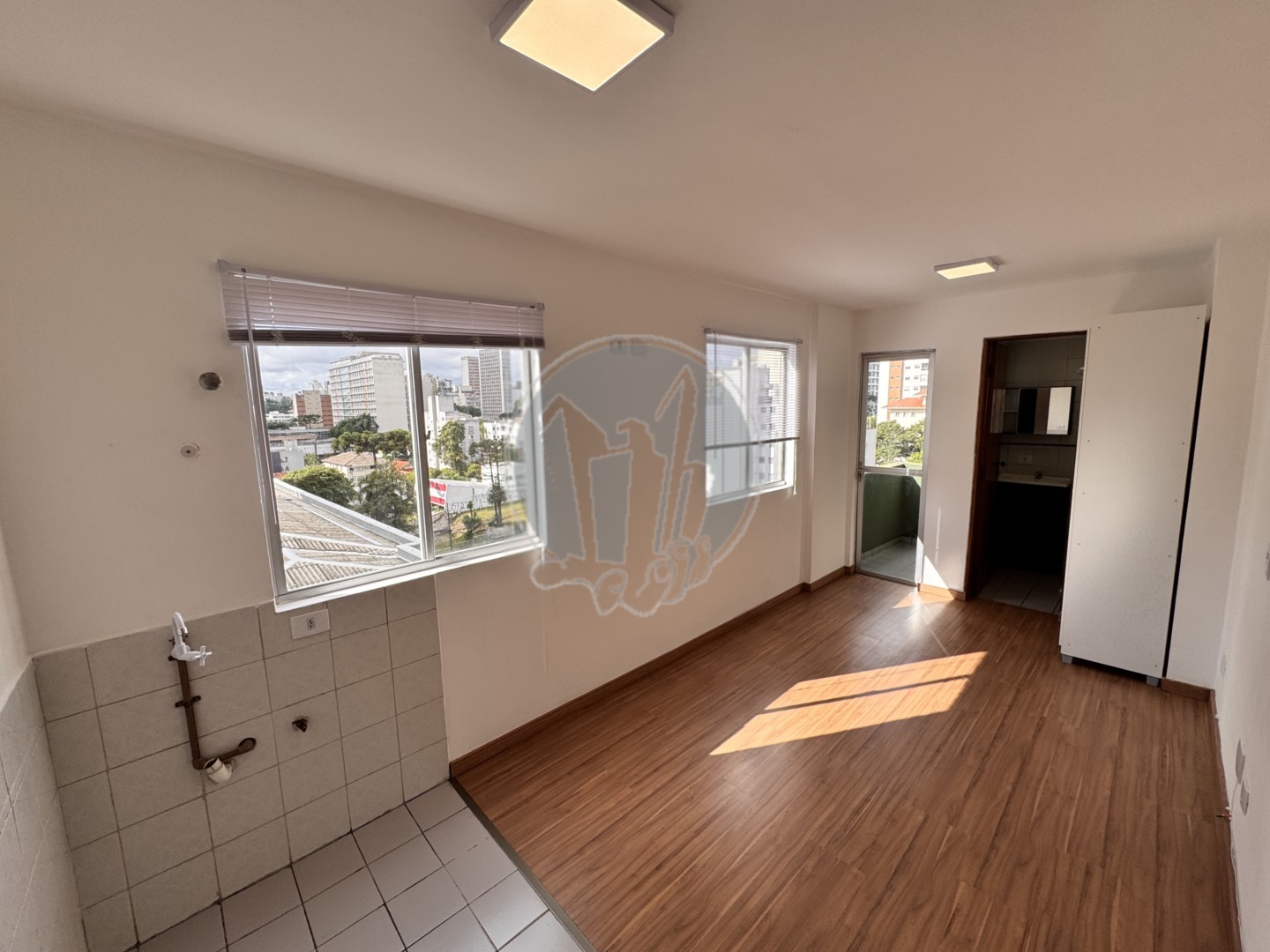 Studio para locacao no Centro em Curitiba com 30,8m² por R$ 1.562,50