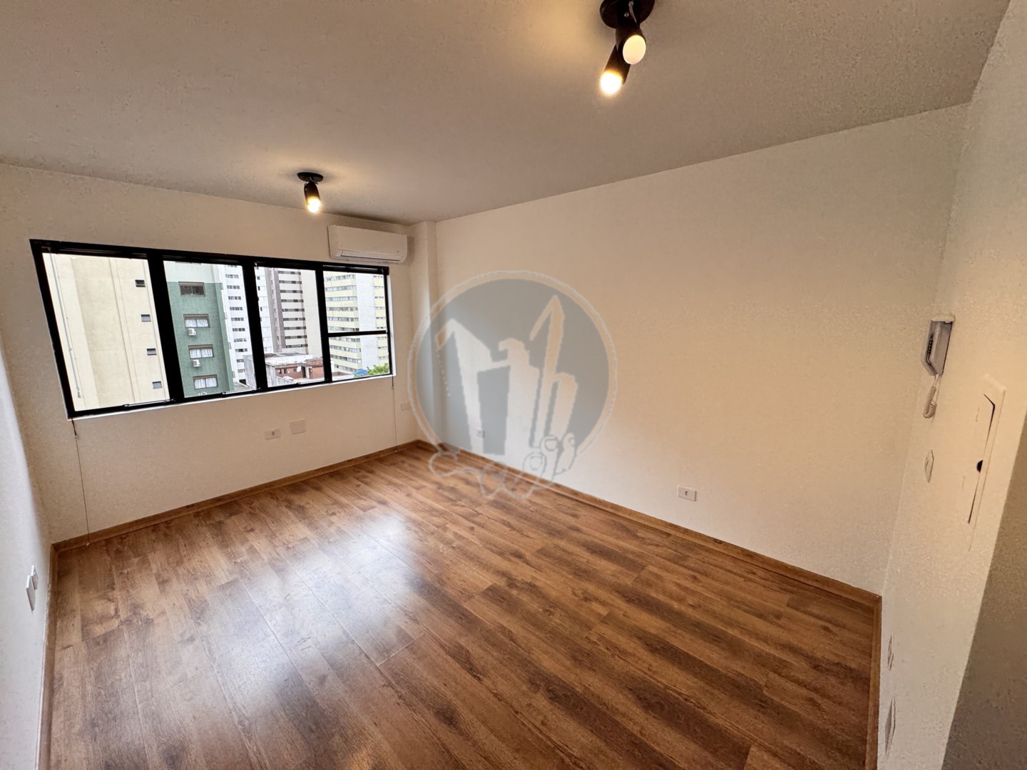 Conjunto Comercial para locacao no Centro em Curitiba com 26,59m² por R$ 750,00