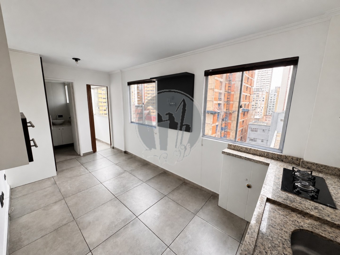 Studio para locacao no Centro em Curitiba com 30,4m² por R$ 1.625,00