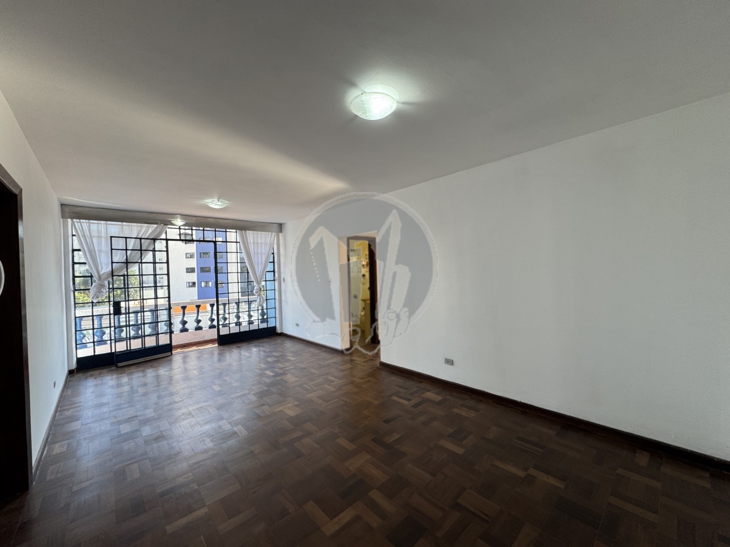 Apartamento para locacao no Centro em Curitiba com 120,87m² por R$ 3.312,50