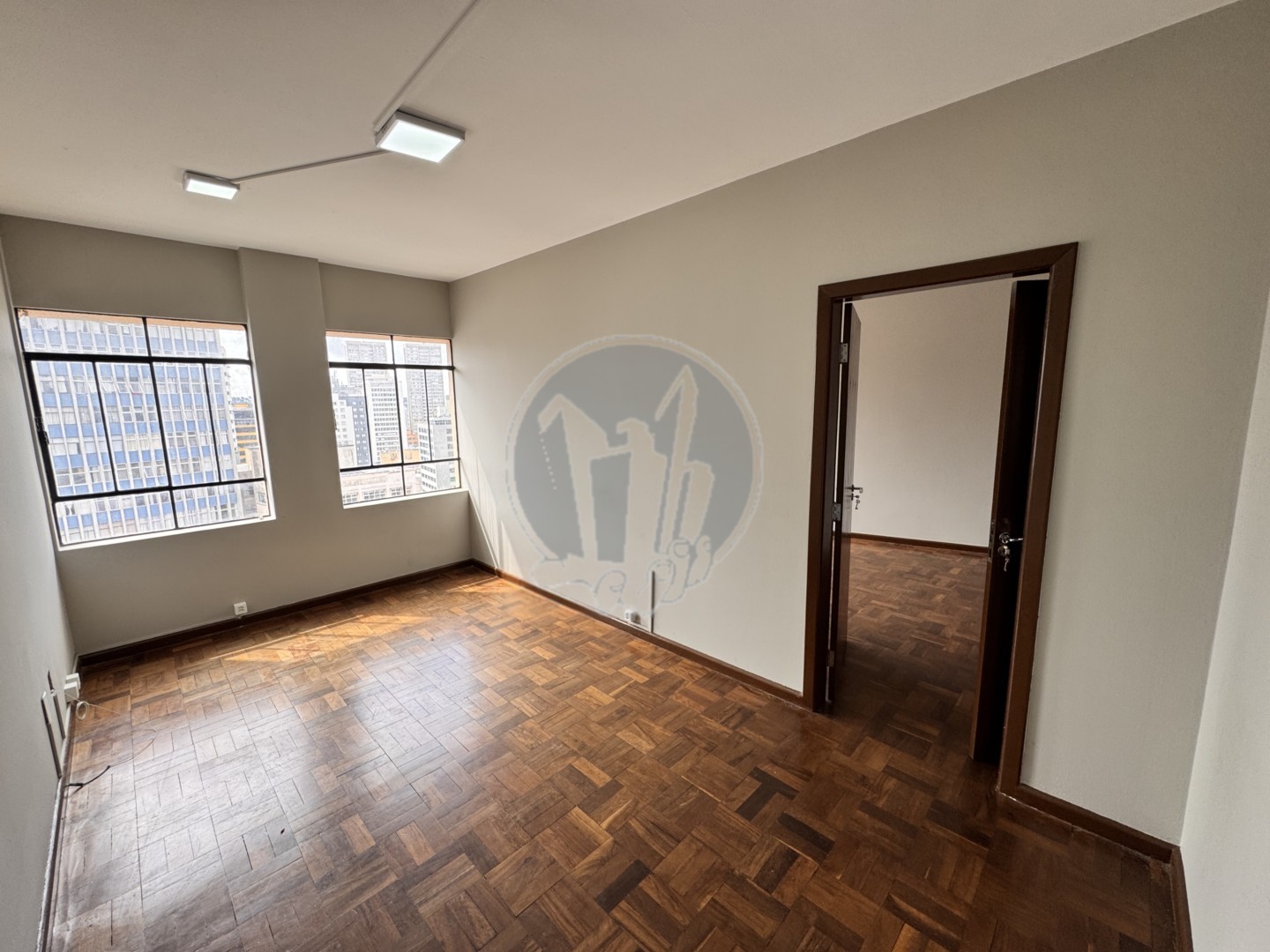 Conjunto Comercial para locacao no Centro em Curitiba com 38m² por R$ 812,50