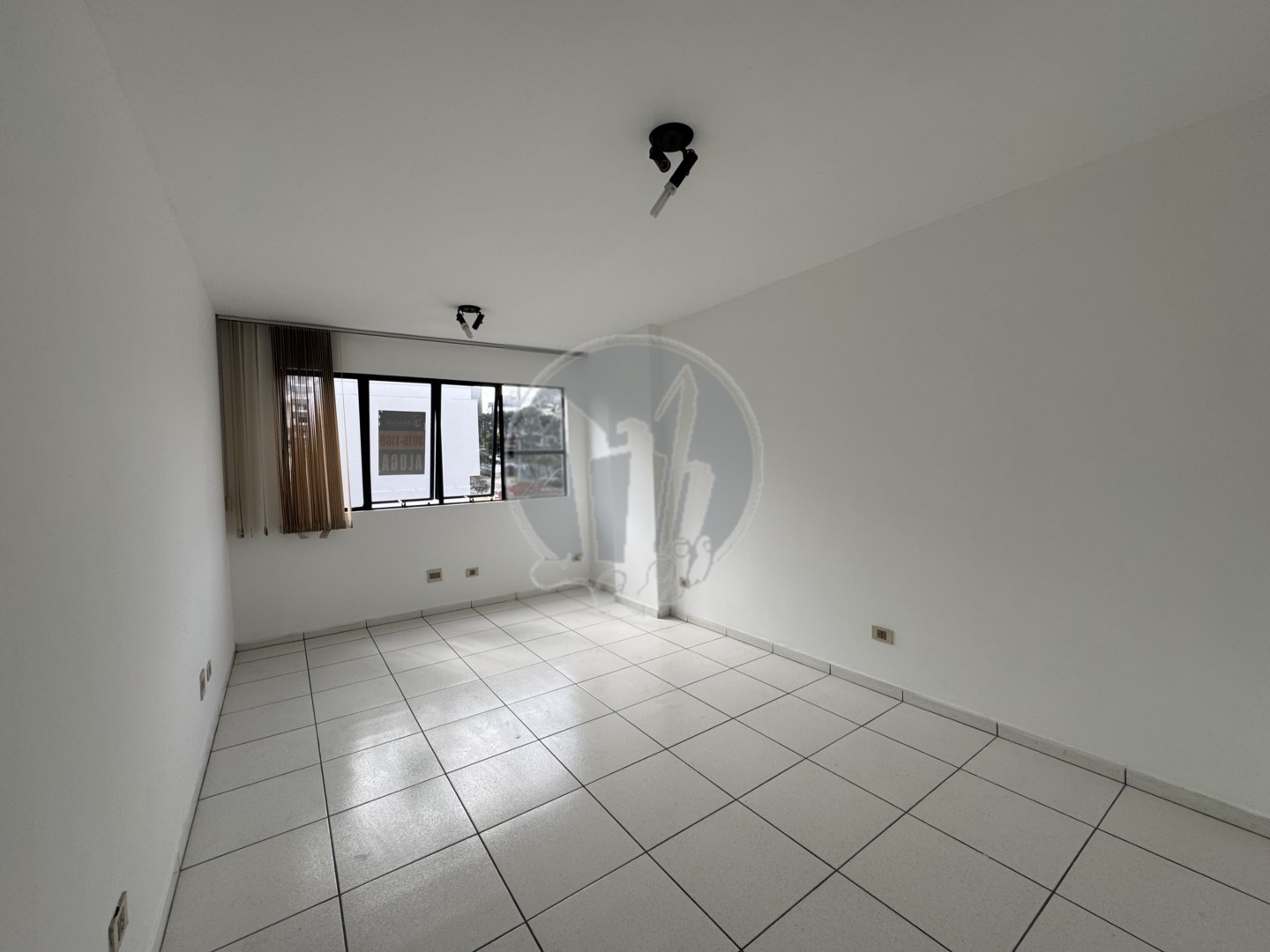 Conjunto Comercial para venda no Centro em Curitiba com 34,41m² por R$ 120.000,00