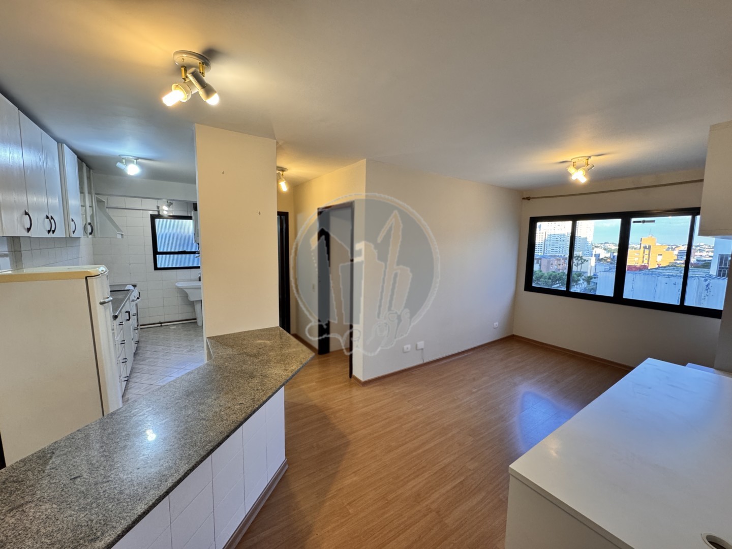 Apartamento para locacao no Centro em Curitiba com 79,21m² por R$ 2.875,00