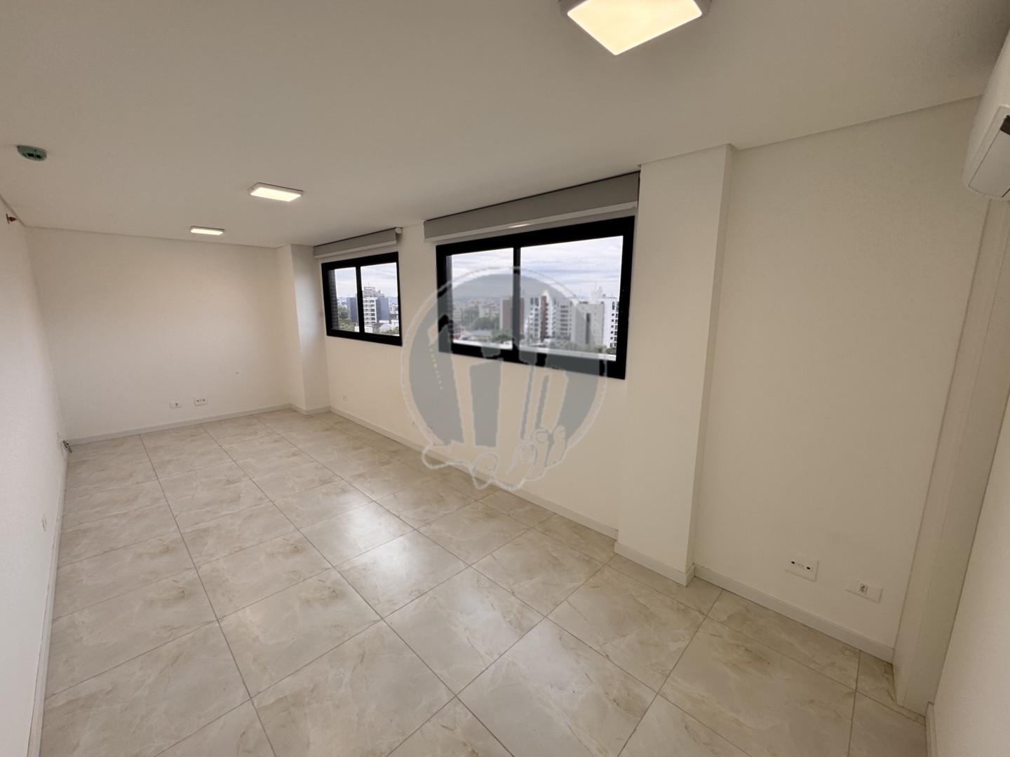 Conjunto Comercial para locacao no Bacacheri em Curitiba com 90,15m² por R$ 2.737,50