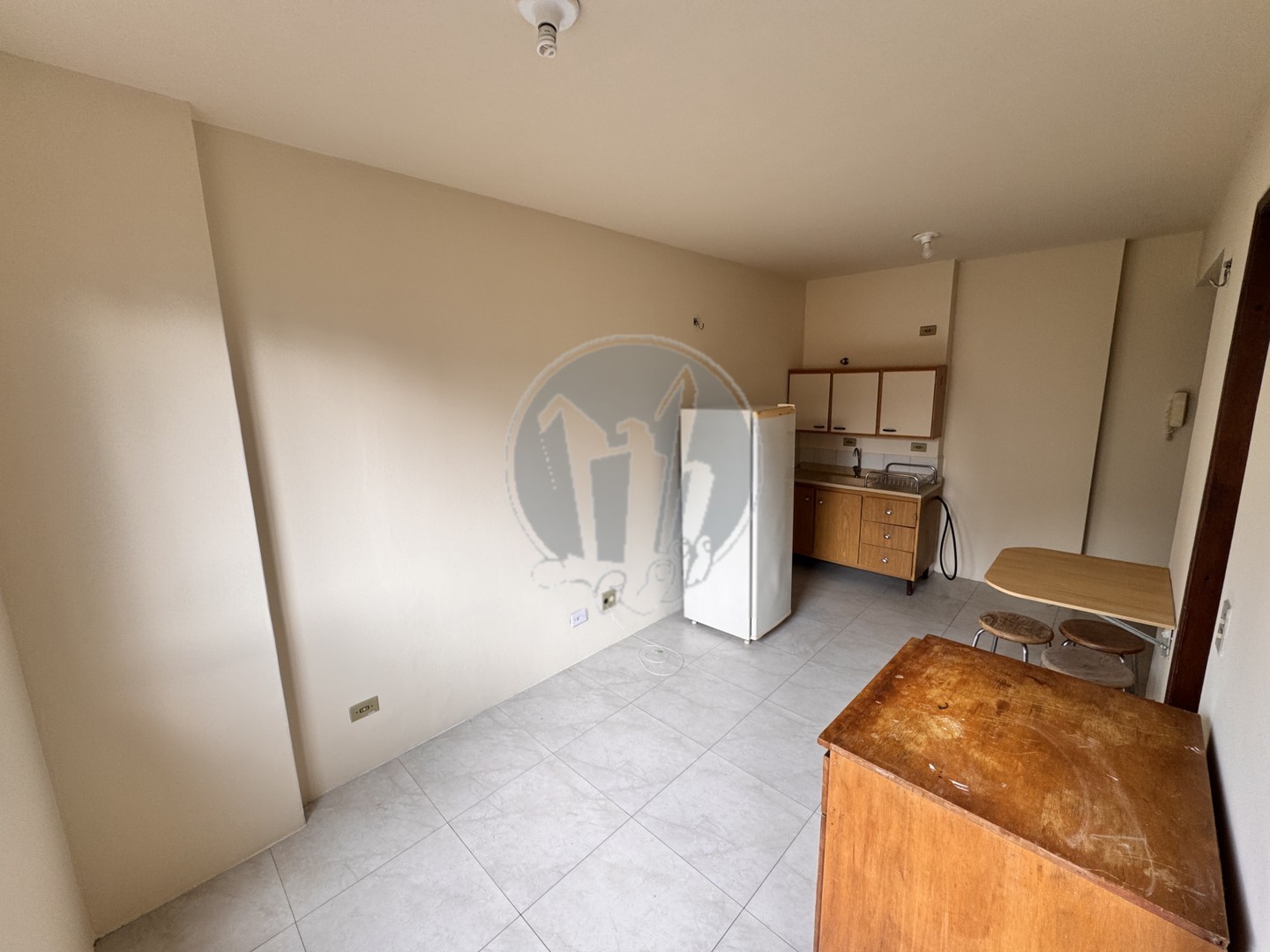 Studio para locacao no Centro em Curitiba com 32,8m² por R$ 1.562,50