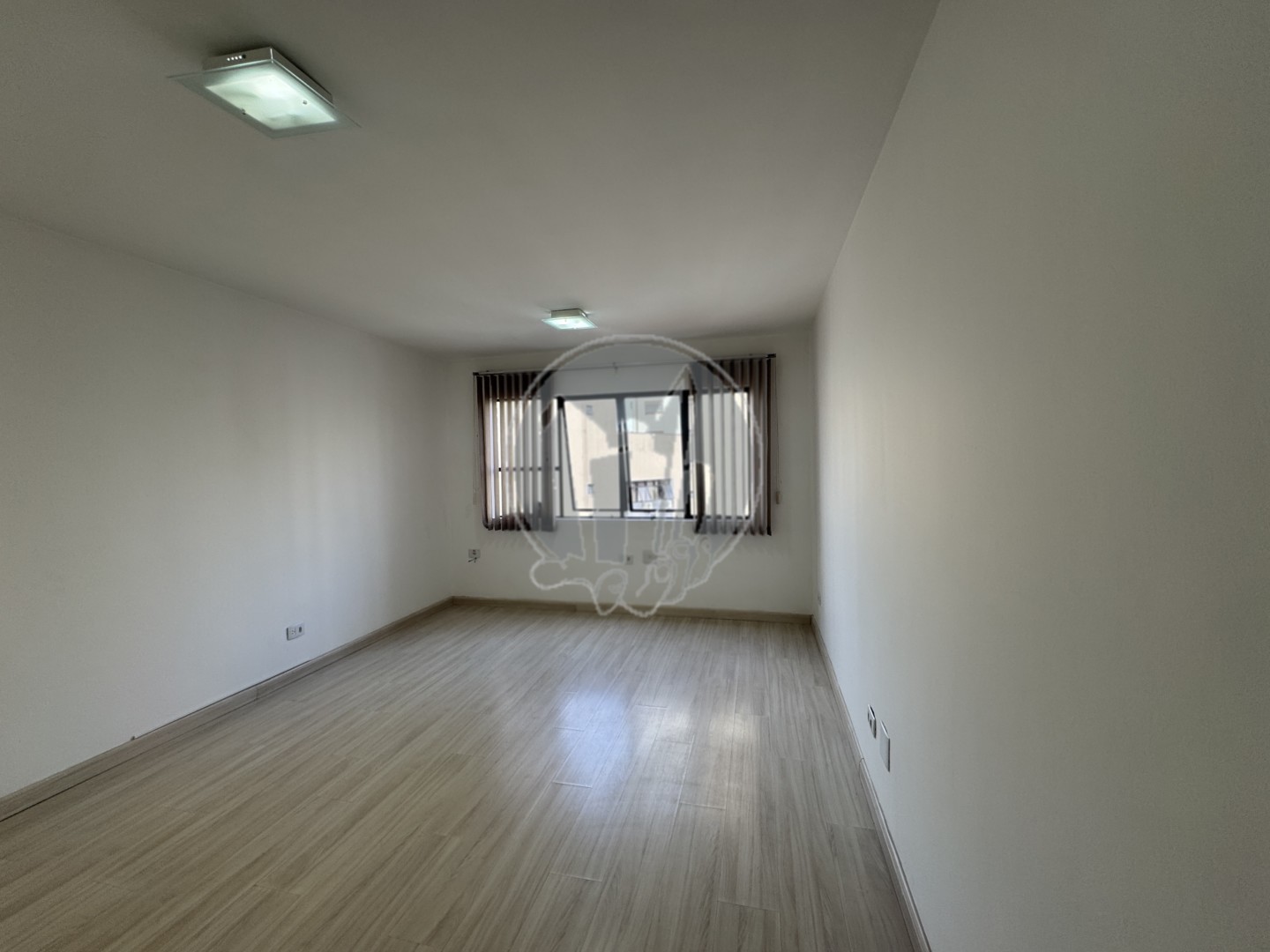 Conjunto Comercial para locacao no Centro em Curitiba com 27,6m² por R$ 750,00