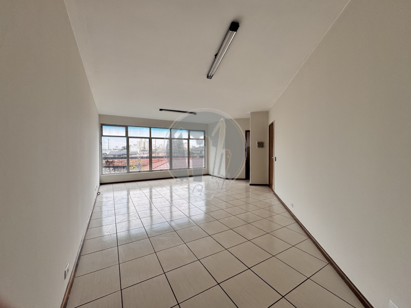 Conjunto Comercial para locacao no Novo Mundo em Curitiba com 41,16m² por R$ 1.562,50