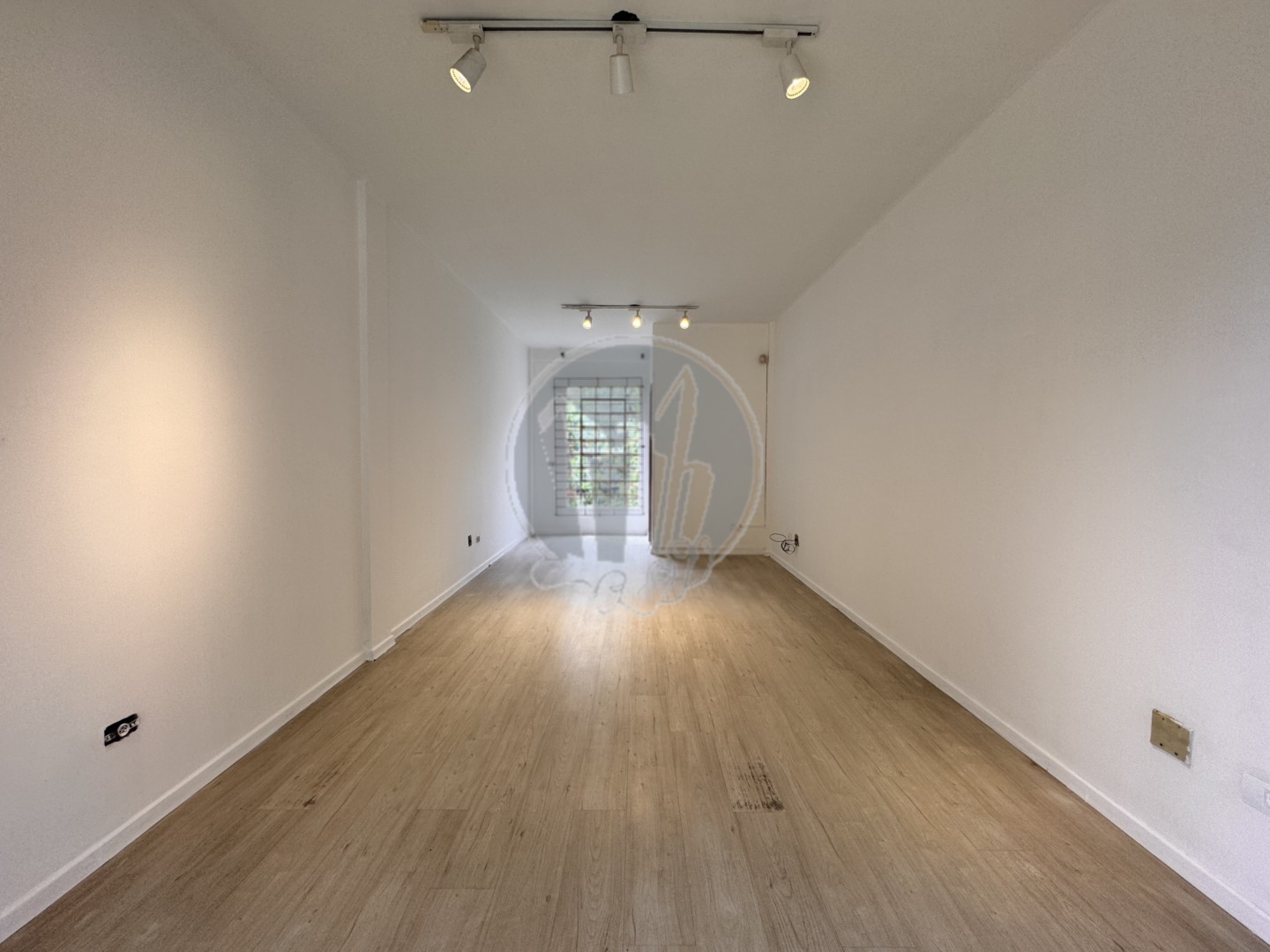 Loja para locacao no Novo Mundo em Curitiba com 37,98m² por R$ 1.375,00