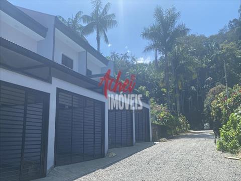 Sobrado Geminado para locacao no Iririu em Joinville com 58,14m² por R$ 2.500,00