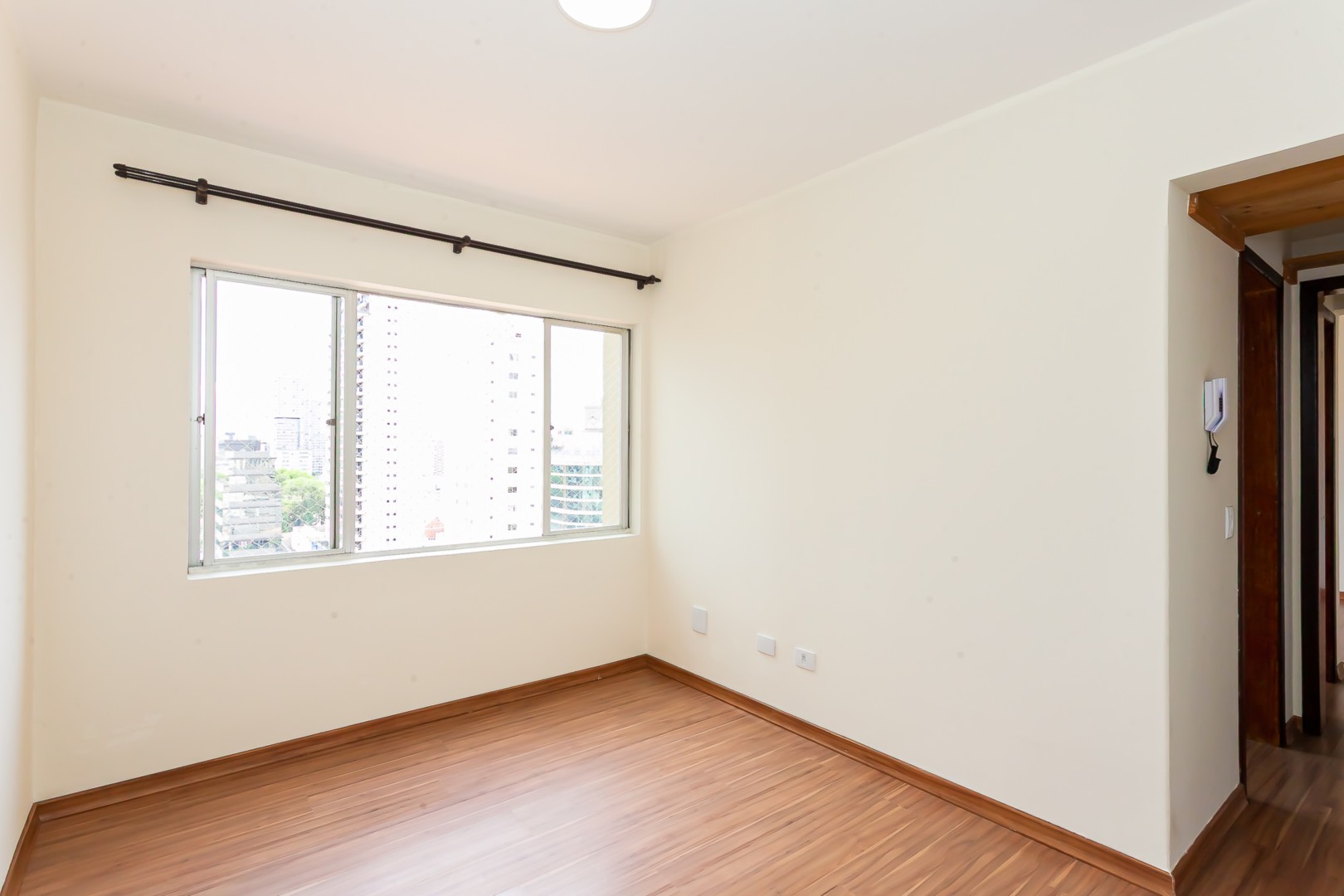 Apartamento para locacao no Reboucas em Curitiba com 44,7m² por R$ 1.875,00