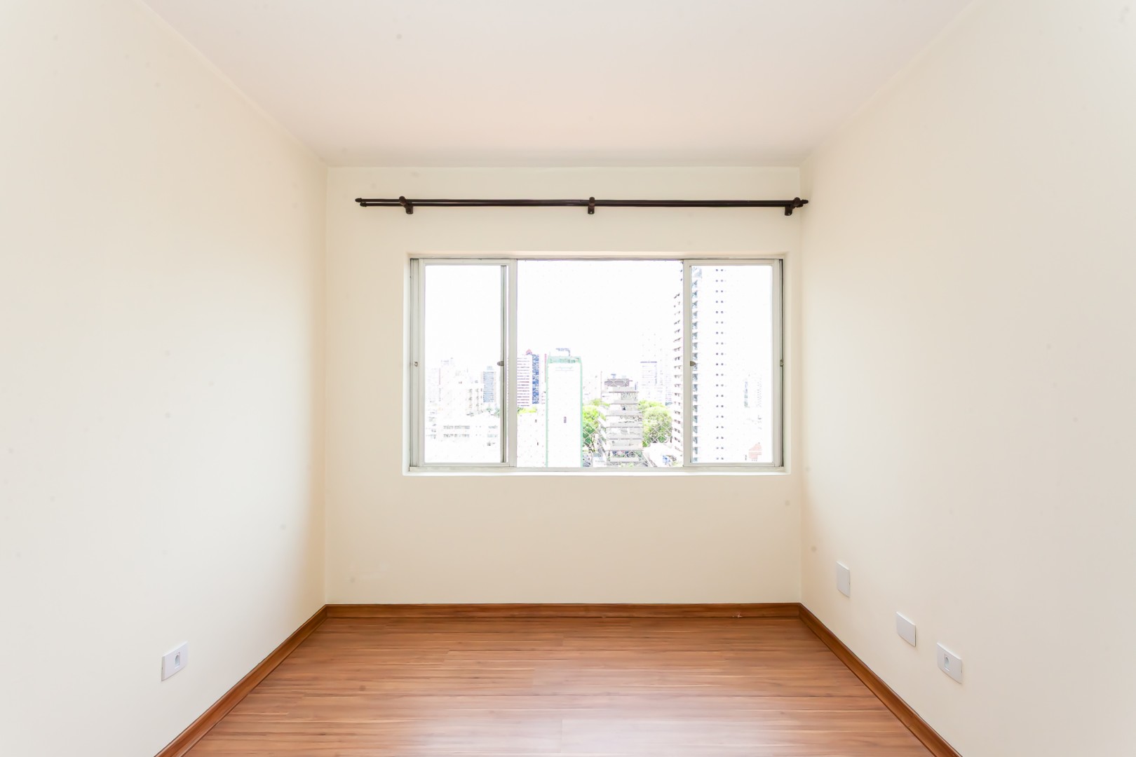Apartamento para locacao no Reboucas em Curitiba com 44,7m² por R$ 1.875,00