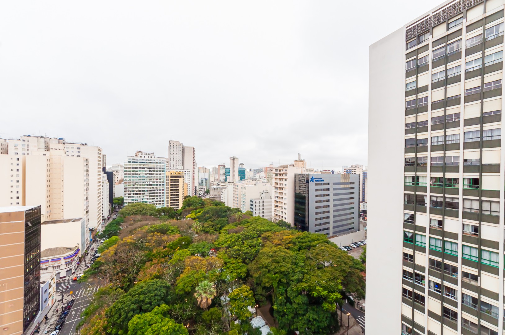 Apartamento para locacao no Centro em Curitiba com 59,1m² por R$ 3.125,00