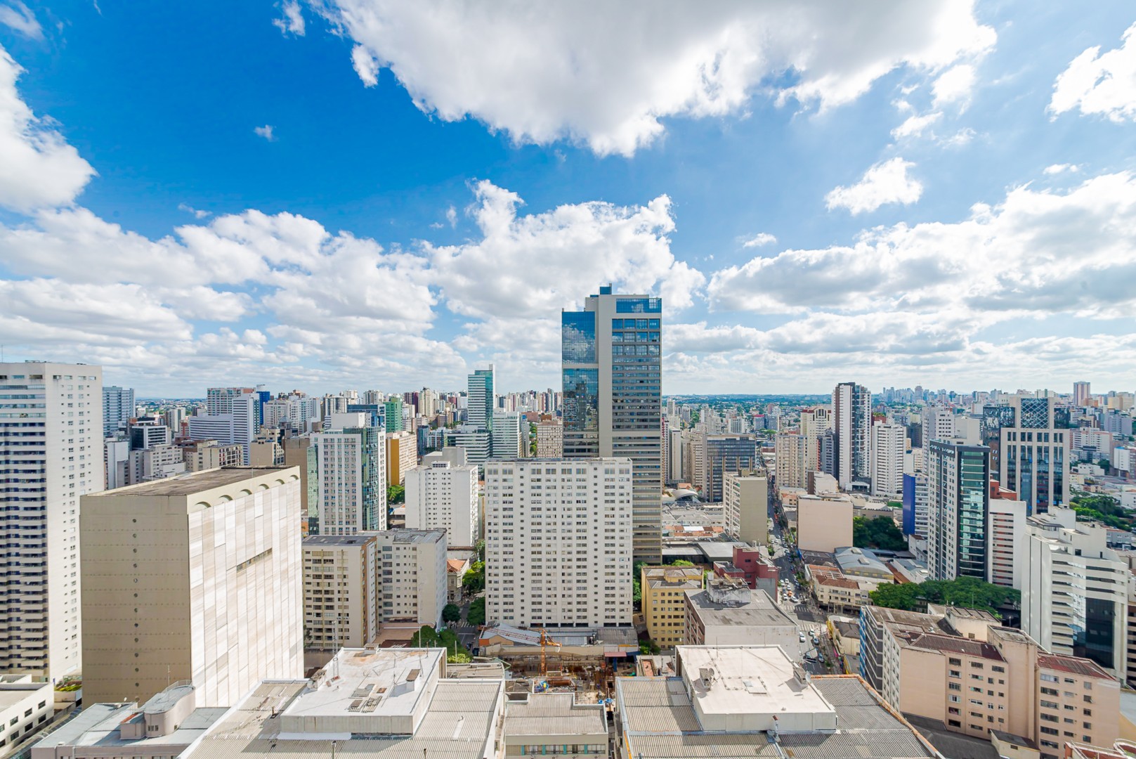 Apartamento para locacao no Centro em Curitiba com 59,1m² por R$ 3.125,00