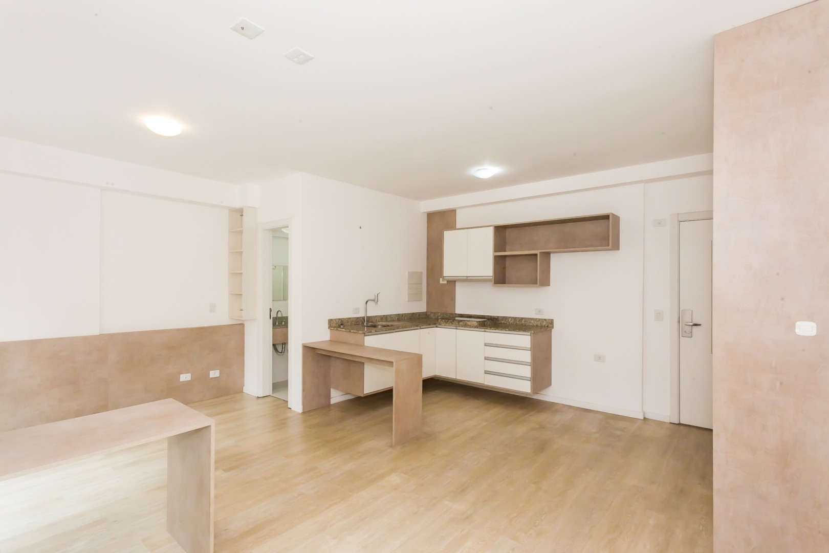 Apartamento para locacao no Centro em Curitiba com 45,6m² por R$ 2.500,00