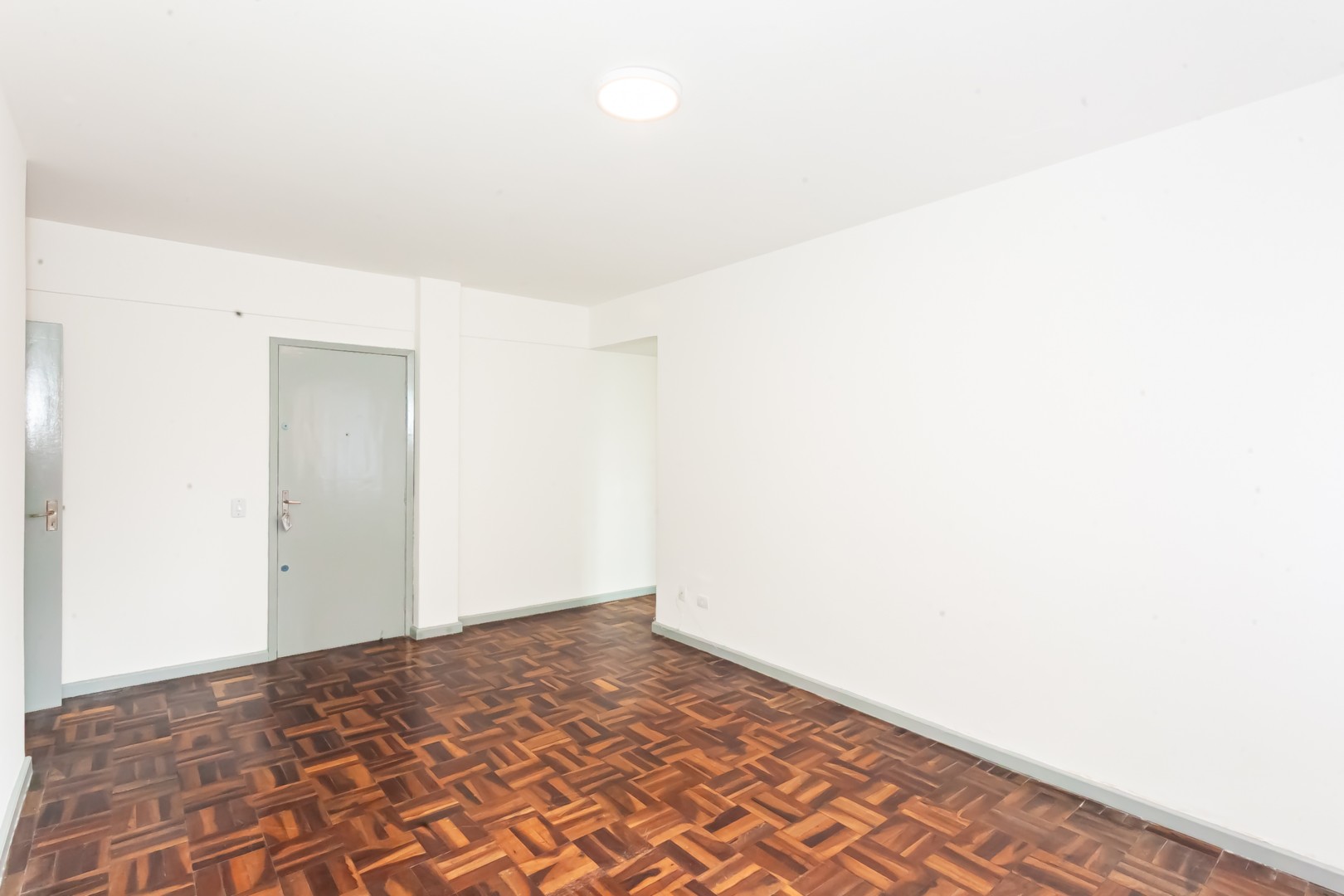 Apartamento para locacao no Centro Civico em Curitiba com 92m² por R$ 2.250,00