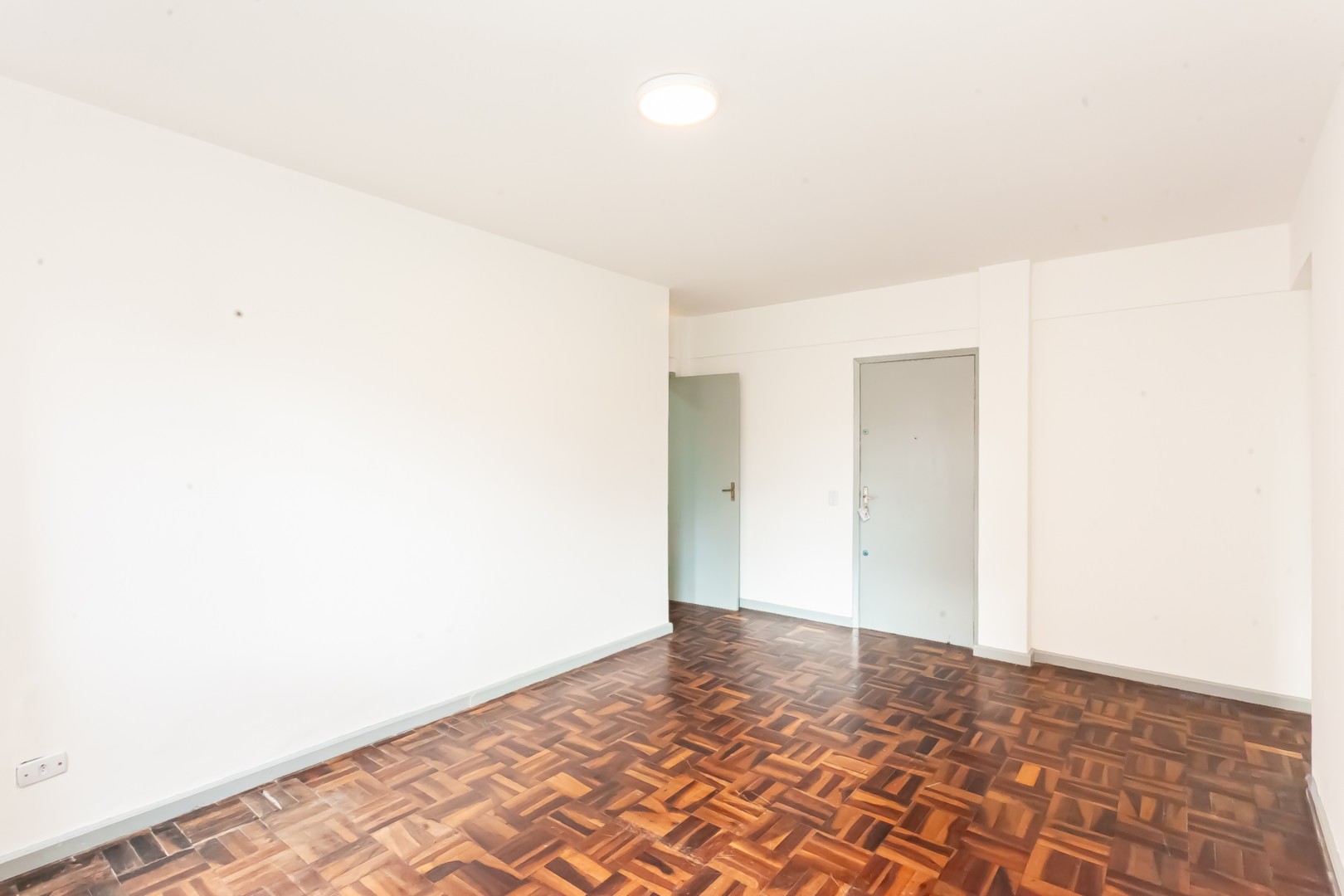 Apartamento para locacao no Centro Civico em Curitiba com 92m² por R$ 2.250,00